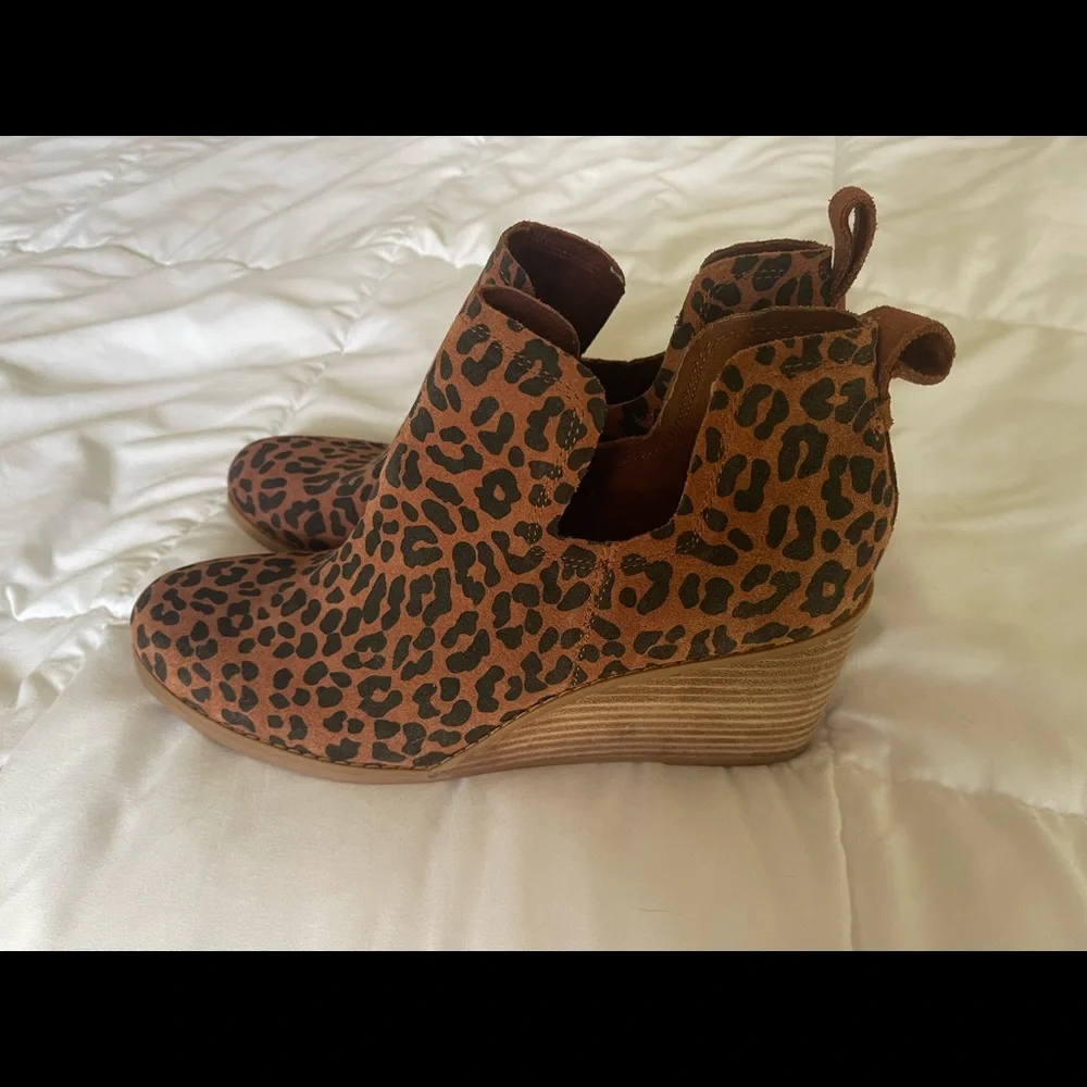 Toms Kallie Leopard Print Booties - NWOT - Picture 1 of 6